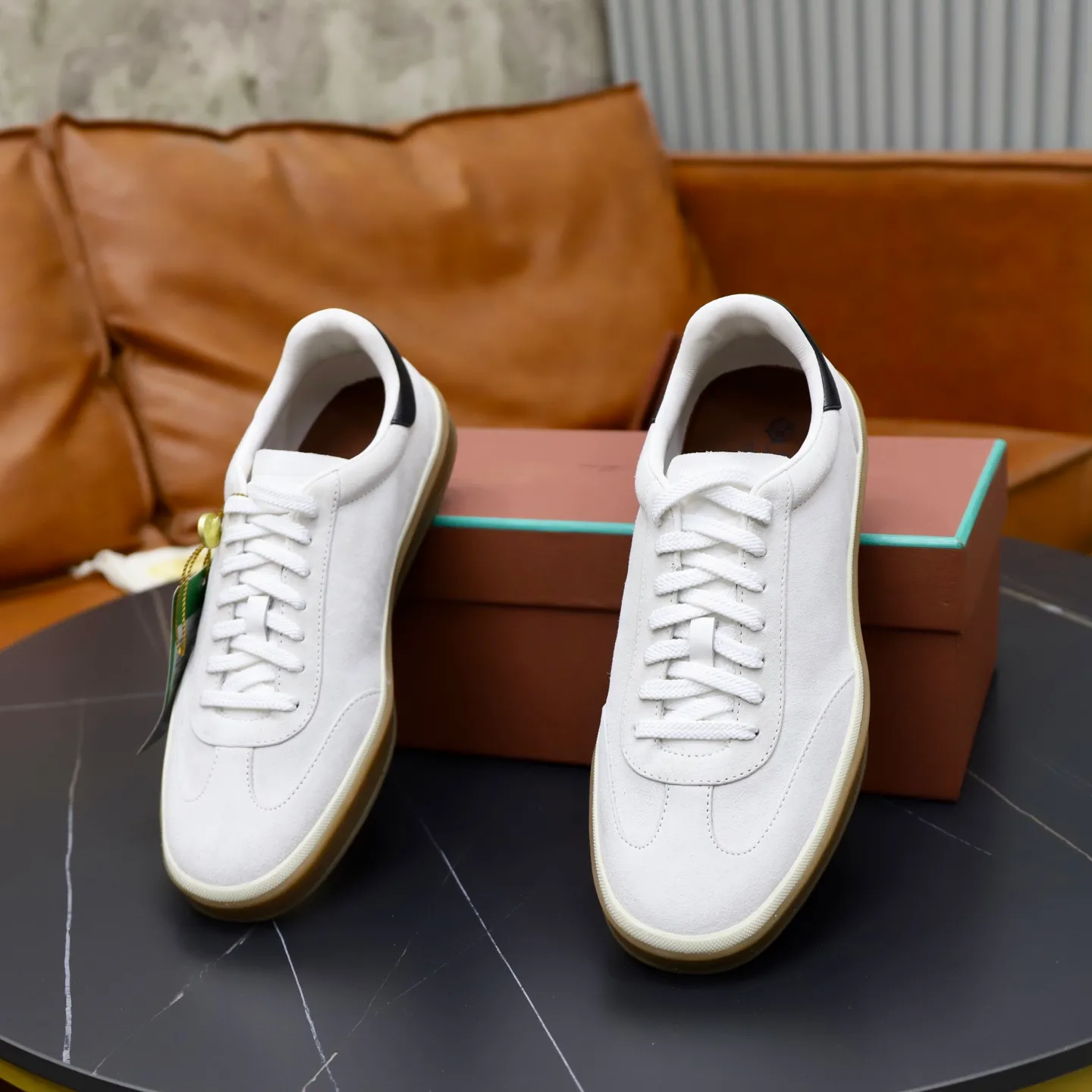 Ex-factory price: 560💰Loro Riana men’s moral training sneakers! Made from high-quality materials and designed in a low-cut silhouette, it offers an elegant and stylish look that's suitable for year-round wear. The unique double-layer sole aesthetic design, caramel cup-shaped outsole is decorated with off-white rubber trim, creating an attractive color combination. Pair with tailored pieces or jeans for a sophisticated yet casual look. The heel is decorated with soft cow leather tongue with Kummel color inserts and cotton laces with embossed LP logo. Upper: cow split suede. Lining: original thickened soft sheepskin. Size: 38-39-40-41-42-43-44 (customized in 45.46)